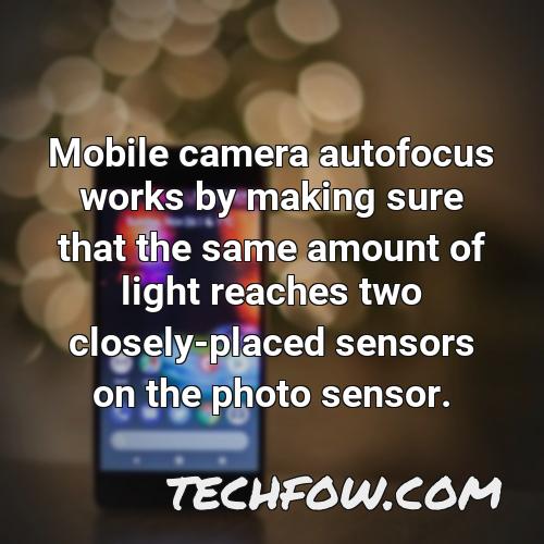 mobile camera autofocus works by making sure that the same amount of light reaches two closely placed sensors on the photo sensor