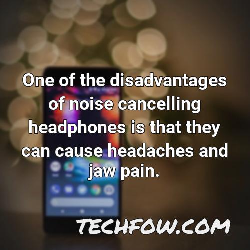 one of the disadvantages of noise cancelling headphones is that they can cause headaches and jaw pain