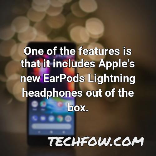 one of the features is that it includes apple s new earpods lightning headphones out of the