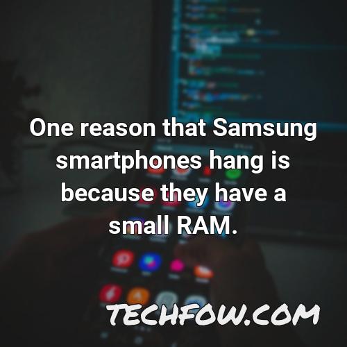 one reason that samsung smartphones hang is because they have a small ram