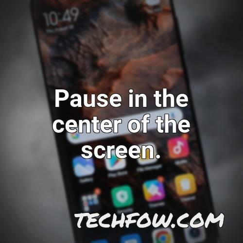 pause in the center of the screen