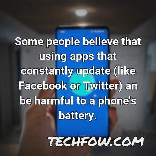 some people believe that using apps that constantly update like facebook or twitter an be harmful to a phone s battery