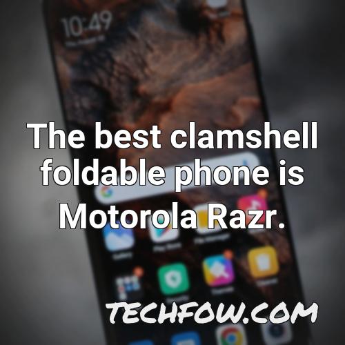 the best clamshell foldable phone is motorola razr