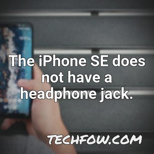 the iphone se does not have a headphone jack