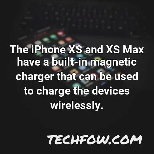 the iphone xs and xs max have a built in magnetic charger that can be used to charge the devices wirelessly