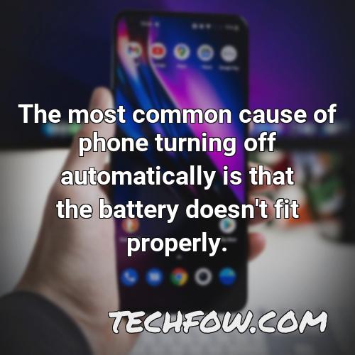 the most common cause of phone turning off automatically is that the battery doesn t fit properly