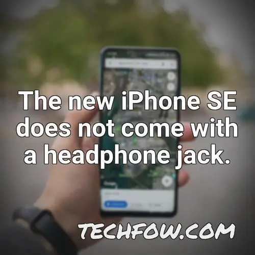 the new iphone se does not come with a headphone jack