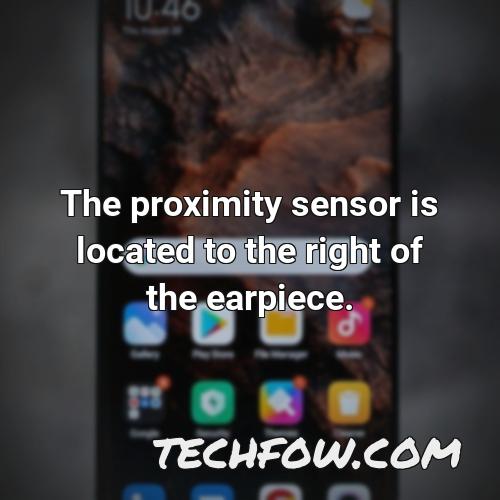the proximity sensor is located to the right of the earpiece