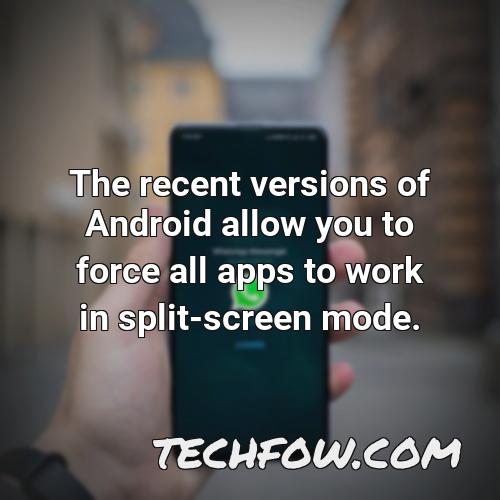 the recent versions of android allow you to force all apps to work in split screen mode