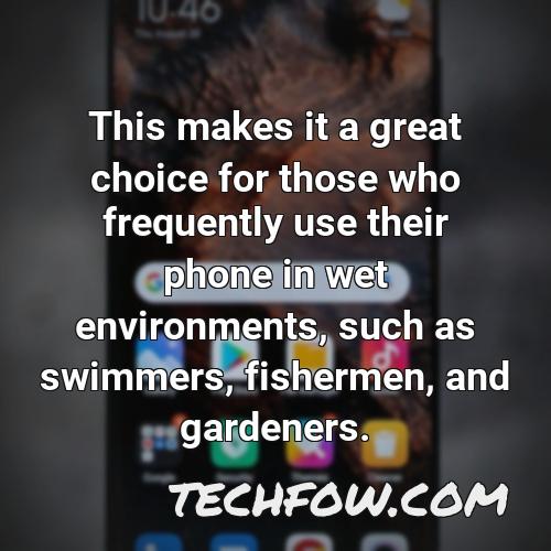 this makes it a great choice for those who frequently use their phone in wet environments such as swimmers fishermen and gardeners