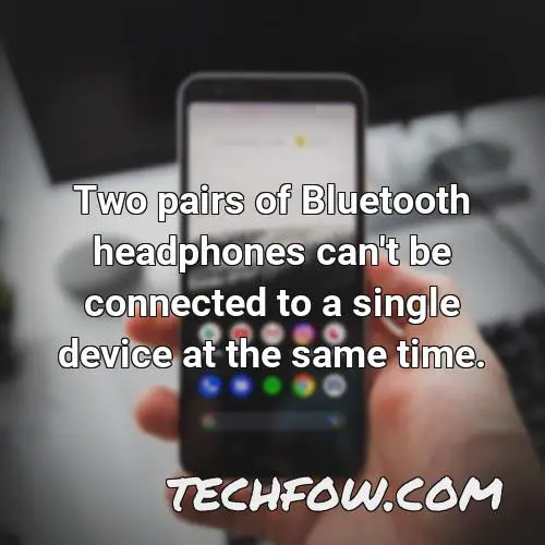 two pairs of bluetooth headphones can t be connected to a single device at the same time
