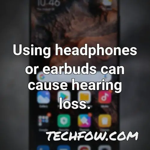using headphones or earbuds can cause hearing loss