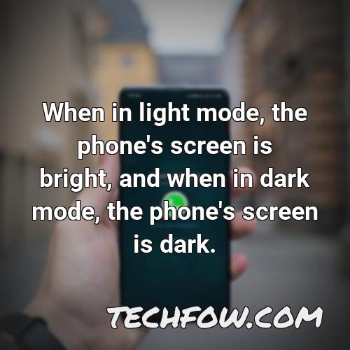 when in light mode the phone s screen is bright and when in dark mode the phone s screen is dark