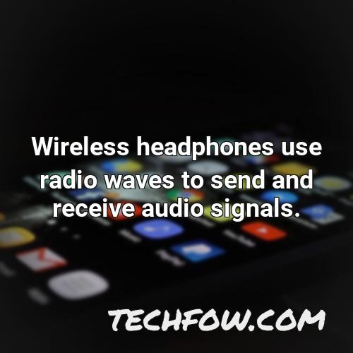 wireless headphones use radio waves to send and receive audio signals